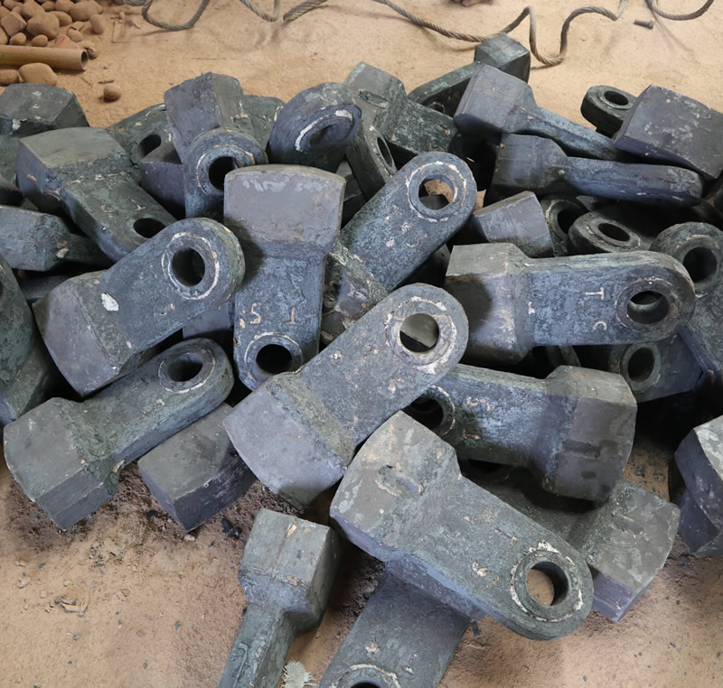 鹅卵石制砂生产线锤式破碎机怎么选用耐磨合金锤头？